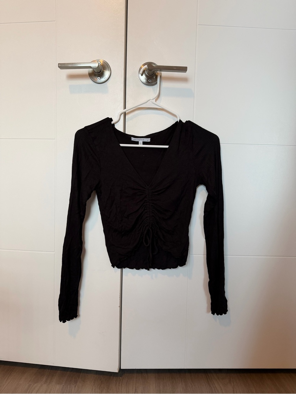 Women’s Black Ruched Front Long-Sleeve Top